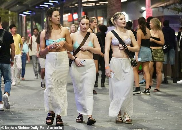 Bikinioberteile am Abend waren bei Mädchen im Teenageralter ein beliebtes Modestatement