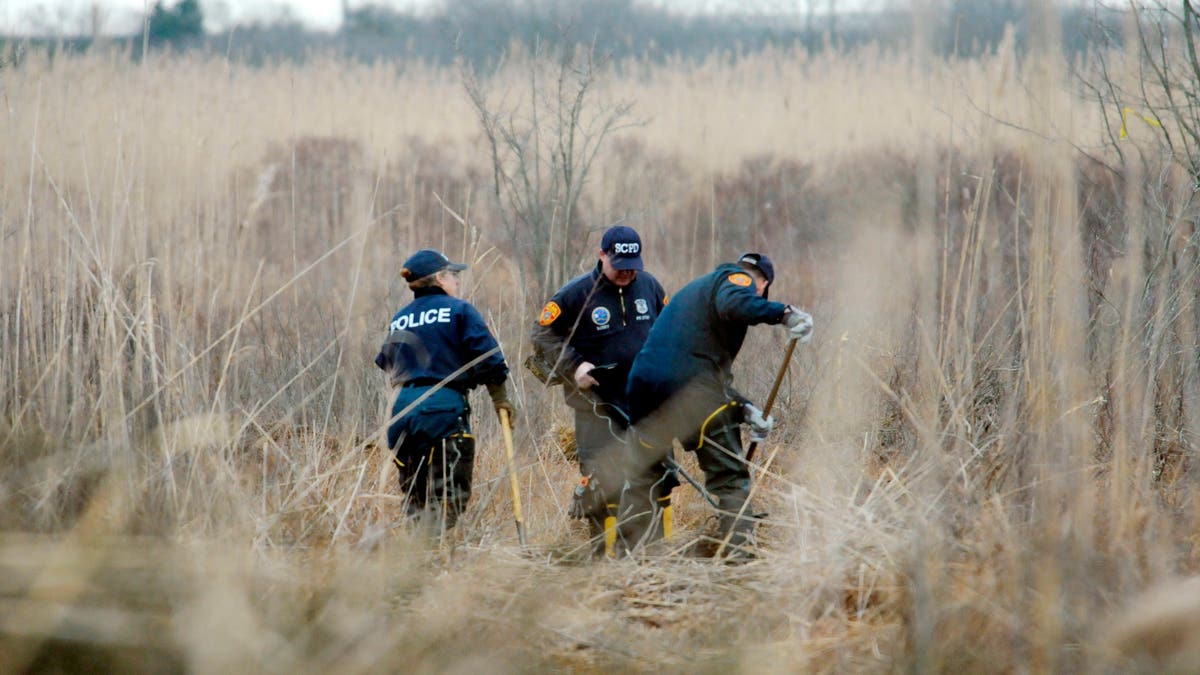 Ermittler durchsuchen mit Metalldetektoren ein Sumpfgebiet nach den Überresten von Shannan Gilbert