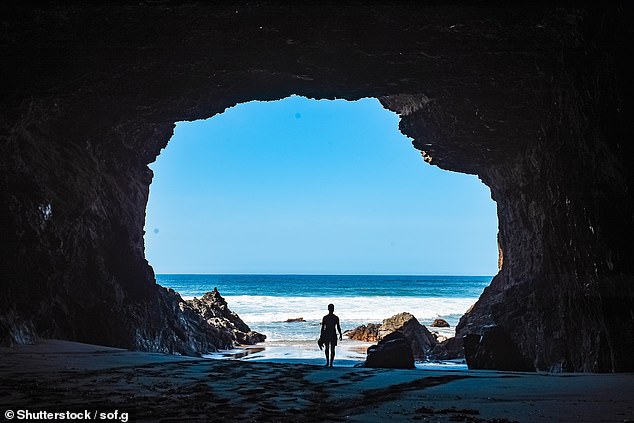 Laura entdeckt, dass Fuerteventura aufgrund seiner „landschaftlichen Vielfalt“ viele Menschen anspricht.  Oben eine Meereshöhle am Strand von La Solapa