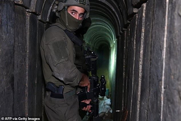 Ein Soldat steht am Mittwoch in einem Tunnel, der nach Angaben der israelischen Armee von Hamas-Kämpfern im Al-Shifa-Krankenhauskomplex in Gaza-Stadt im nördlichen Gazastreifen gegraben wurde