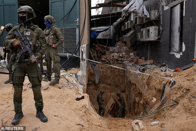 Israelische Soldaten stehen am Mittwoch in der Nähe der Öffnung eines Tunnels auf dem Gelände des Al-Shifa-Krankenhauses in Gaza-Stadt