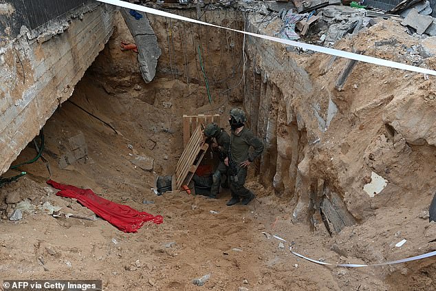 Soldaten stehen nach Angaben der israelischen Armee neben dem Eingang zu einem Tunnel, den Hamas-Kämpfer am Mittwoch im Al-Shifa-Krankenhauskomplex gegraben haben