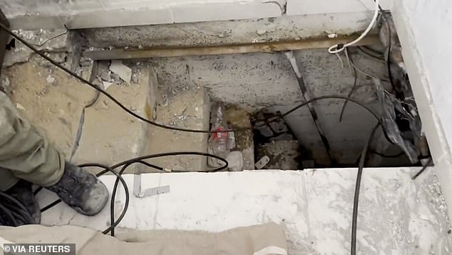 Ein Blick darauf, was das israelische Militär am Donnerstag mitteilte, ist eine Öffnung zu einem Hamas-Tunnel unter einem Haus in der Nähe des Al-Shifa-Krankenhauses