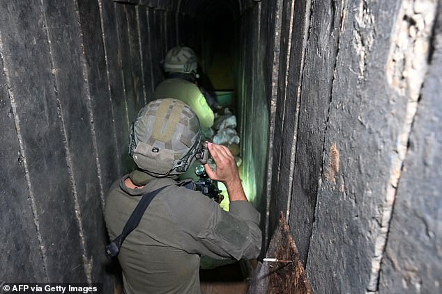 Soldaten gehen am Mittwoch durch einen Tunnel, der nach Angaben der israelischen Armee von Hamas-Kämpfern im Al-Shifa-Krankenhauskomplex gegraben wurde