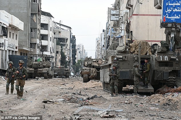 Israelische Truppen und Militärfahrzeuge versammeln sich am Mittwoch während einer Militäroperation im nördlichen Gazastreifen entlang einer Straße