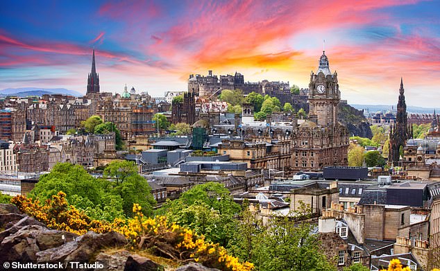 Die Stadt mit dem höchsten Rang im Vereinigten Königreich ist Edinburgh, in der laut Time Out jedes Jahr im August das „größte Kunstfestival der Welt“ stattfindet – das Edinburgh Festival Fringe