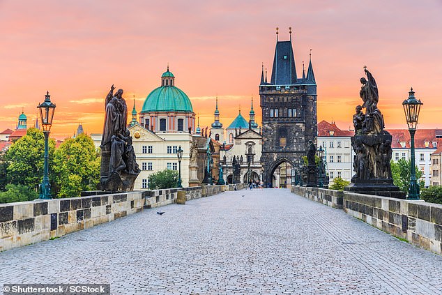 An zweiter Stelle steht Prag, das Time Out als „Freilichtmuseum“ bezeichnet.  Oben ist die Karlsbrücke zu sehen, die im Herzen der Stadt liegt