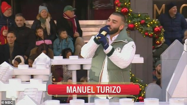 Manuel Turizo sang ein Lied, während er eine grüne Weste trug