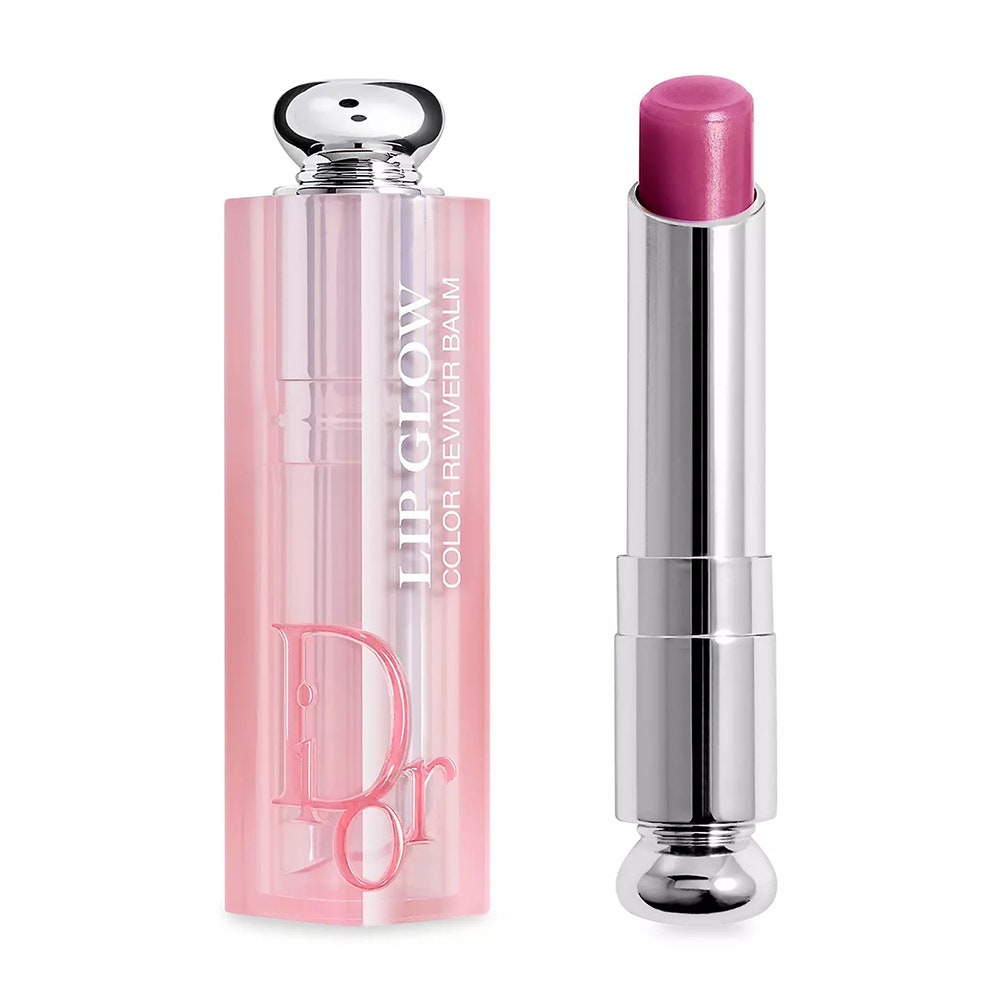 Dior Addict Lip Glow in Beere auf weißem Hintergrund