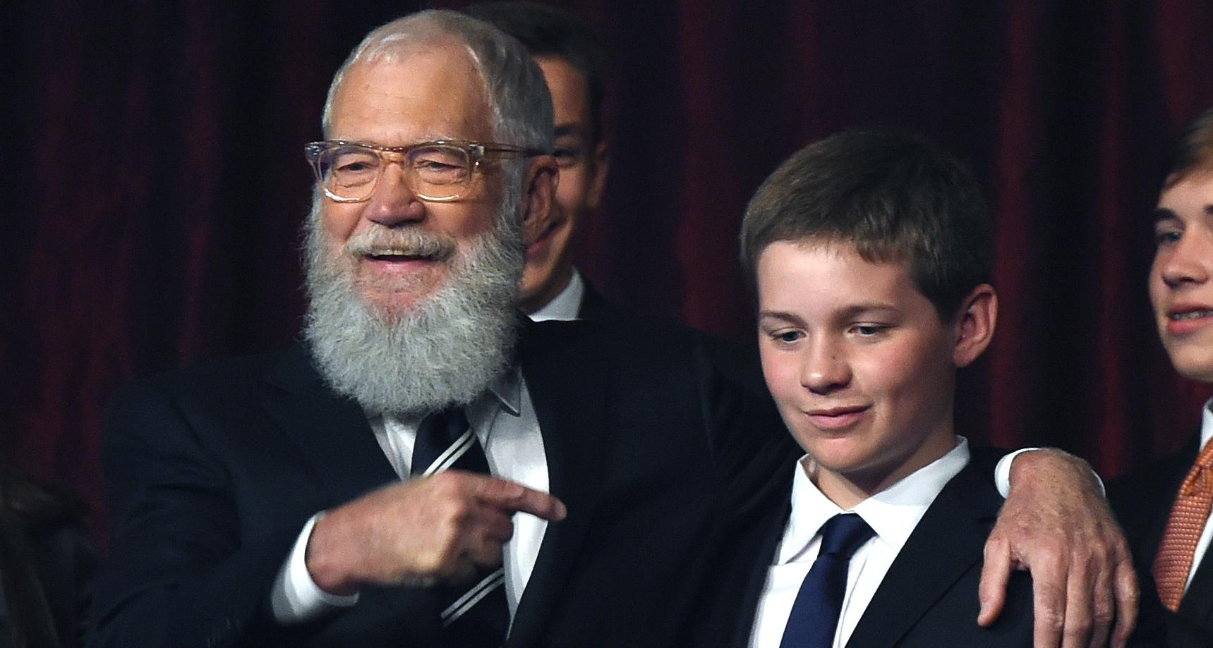 David Letterman begrüßt seinen Sohn Harry während der Show beim 20. jährlichen Mark Twain-Preis für amerikanischen Humor