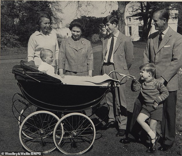 Im Bild: Die königliche Familie zusammen, (von links) Prinzessin Anne, Prinz Edward, die Königin, Prinz Charles, Prinz Andrew und Prinz Philip