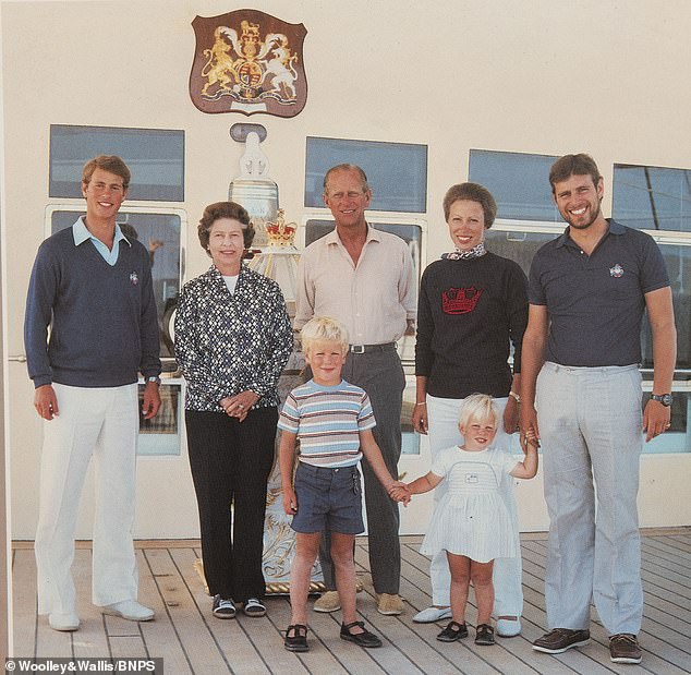 Auf einer Karte waren Edward, die Königin, Philip, Anne und ein bärtiger Prinz Andrew abgebildet.  Darin sind auch der junge Peter Phillips und seine Schwester Zara zu sehen.  Das Weihnachtskartenfoto von 1983 wurde an Bord der Royal Yacht „Britannia“ aufgenommen.