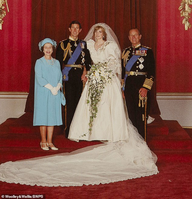 Diese Karte aus dem Jahr 1981 zeigt Charles und Diana an ihrem Hochzeitstag im Jahr 1981. Die Königin und Prinz Philip sind auf beiden Seiten des glücklichen Paares abgebildet