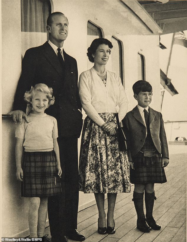 Die Königin und Prinz Philip mit einer jungen Anne und Charles in der Weihnachtskarte von 1956