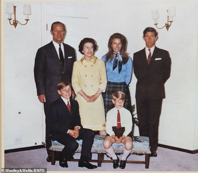 Die Königin, die ein leuchtend gelbes Kleid trug, trug Edward für die Karte 1971 in Shorts