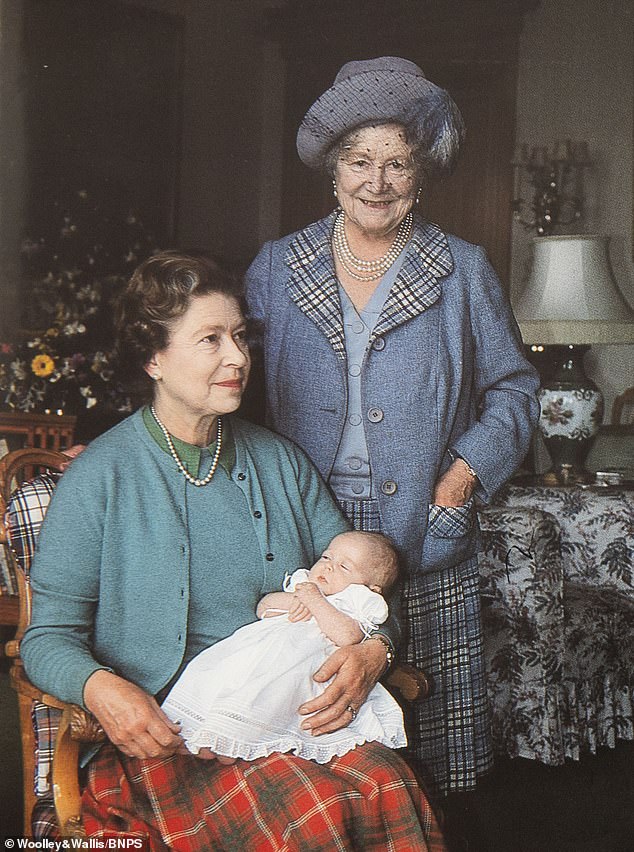 Auf der Weihnachtskarte von 1988 war die Königin neben der Königinmutter abgebildet, die Prinzessin Beatrice, die ältere Tochter von Prinz Andrew, hielt