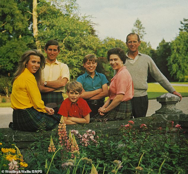 Die farbenfrohe Karte von 1972 erinnert an die 70er Jahre und Prinz Andrew hat die Augen geschlossen