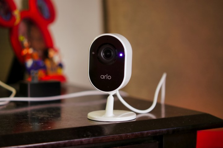 Arlo Essential Indoor-Überwachungskamera auf dem Tisch