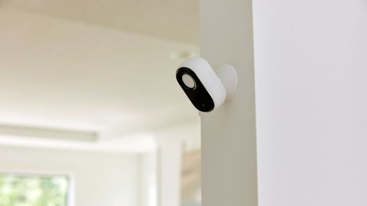 Die Arlo Essential Indoor-Kamera (Gen 2) mit aktiviertem Privacy Shield.