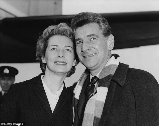 Der amerikanische Komponist Leonard Bernstein kommt am 9. Oktober 1959 mit seiner Frau, der Schauspielerin Felicia Montealegre, am Londoner Flughafen an