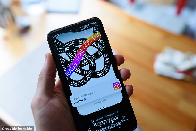 Mit Threads, das eng mit der Instagram-App verknüpft ist, können Nutzer Textbeiträge mit einer Länge von bis zu 500 Zeichen sowie Links, Fotos und fünfminütige Videos teilen