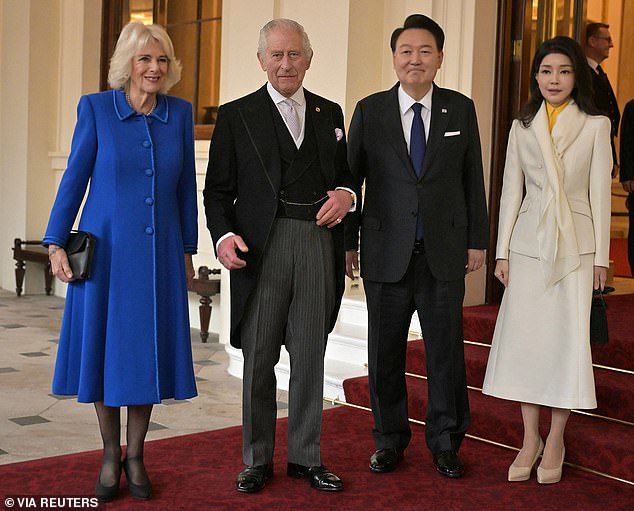 Der 75-jährige Monarch und Königin Camilla lächelten alle, als sie mit Yoon Suk Yeol und seiner Frau Kim Keon Hee im Buckingham Palace für Fotos posierten