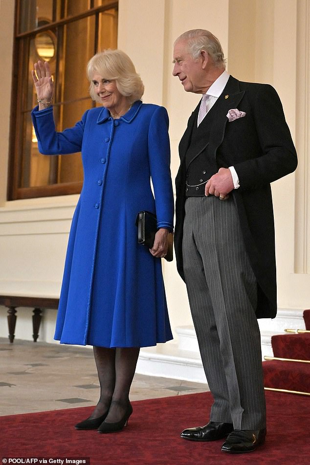 Charles und Camilla begrüßten den südkoreanischen Präsidenten Anfang dieser Woche offiziell mit einer festlichen Horse Guards Parade in Großbritannien.  Auf dem Bild heute bei der Verabschiedung