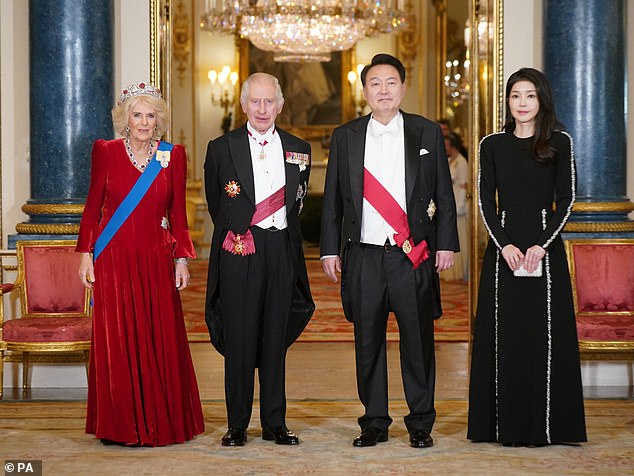 König Karl III. entschied sich für einen traditionellen, mit Orden verzierten schwarzen Smoking.  Abgebildet mit dem südkoreanischen Präsidenten und der First Lady während des Staatsbanketts diese Woche