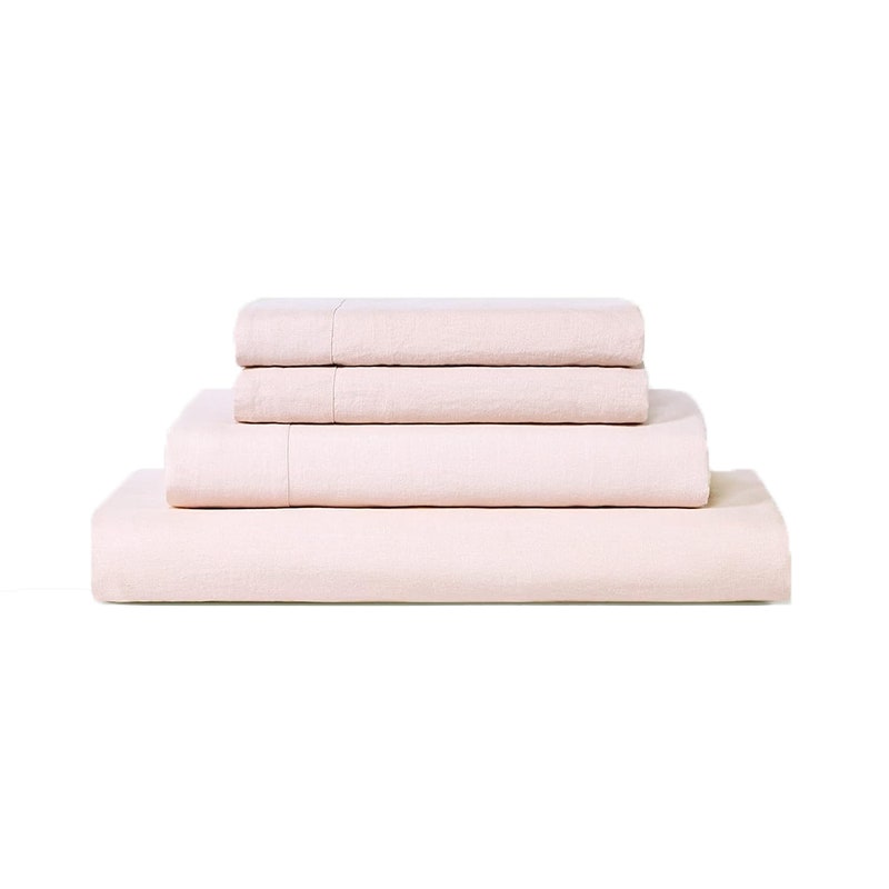 Das rosa Sijo French Linen Sheet Set (Queen) auf weißem Hintergrund