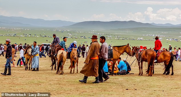 „Mongolische Nomaden reisen am liebsten zu Pferd und verbringen so viel Zeit im Sattel, dass sie fast wie die Halb-Mensch-Halb-Pferd-Zentauren der griechischen Mythologie sind“, schreibt Maureen.  Im Bild: Zuschauer beim Pferderennen Nadaam Festival
