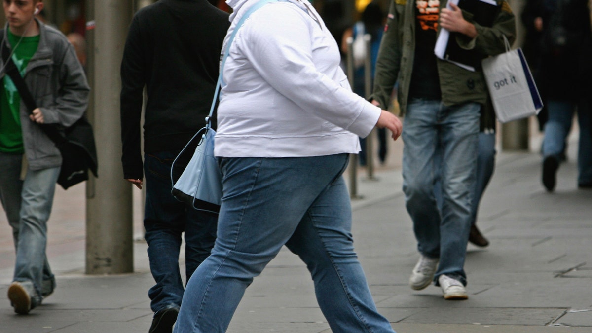 GLASGOW, VEREINIGTES KÖNIGREICH – 10. OKTOBER: Eine übergewichtige Person geht am 10. Oktober 2006 in Glasgow, Schottland, durch das Stadtzentrum von Glasgow.  Laut heute veröffentlichten Gesundheitskarten der Regierung führen die Menschen im Norden Englands im Vergleich zu denen im Süden einen weniger gesunden Lebensstil.  Laut einer heute veröffentlichten neuen Studie über Fettleibigkeitsraten ist das Vereinigte Königreich auch das fetteste Land in Europa.  Der "Gesundheitsprofil von England" In einem aus Regierungsdaten zusammengestellten Bericht heißt es, dass etwa 24 Prozent der Menschen in England, Wales, Schottland und Nordirland fettleibig sind.  (Foto von Jeff J Mitchell/Getty Images)