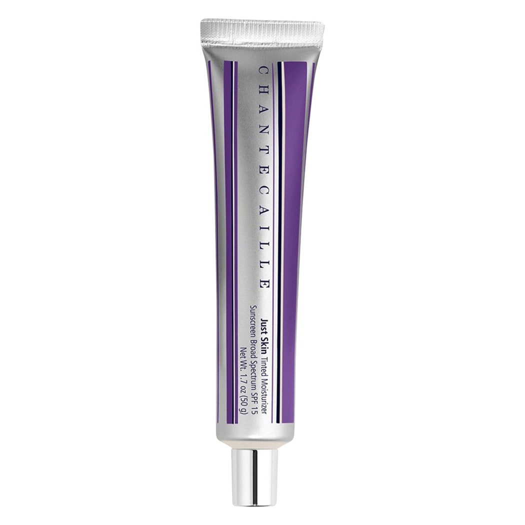 Chantecaille Just Skin Tinted Moisturizer Sunscreen Broad Spectrum SPF 15, silberne und violette Tube auf weißem Hintergrund