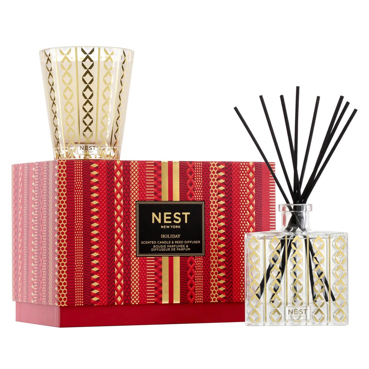 NEST New York Holiday Classic Kerzen- und Diffusor-Set, Kerze und Diffusor mit Golddekoration und roter Weihnachtsbox auf weißem Hintergrund