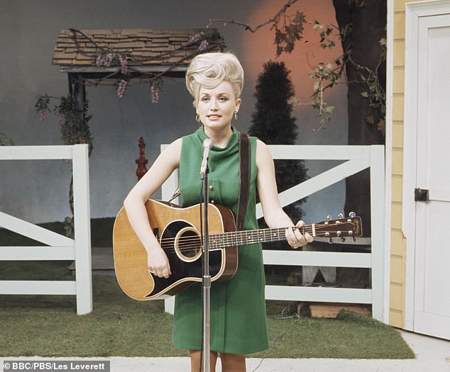 Frisches Gesicht: Parton im Jahr 1967, nachdem sie mit 21 Jahren ihren frühen Durchbruch in der Porter Waggoner Show hatte;  Sie wuchs mit elf Geschwistern in armen Verhältnissen in der Stadt Sevierville in den Smokey Mountains auf