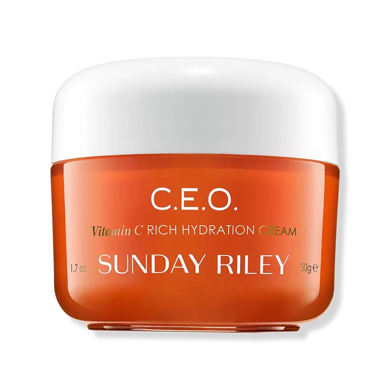 Sunday Riley CEO Vitamin C Rich Hydration Cream: Ein orangefarbenes Glas mit weißem Deckel und weißem Text auf weißem Hintergrund