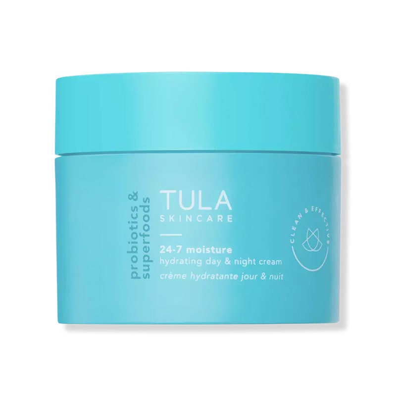 Tula 24-7 Moisture Hydrating Day & Night Cream: Ein blaues Glas auf weißem Hintergrund