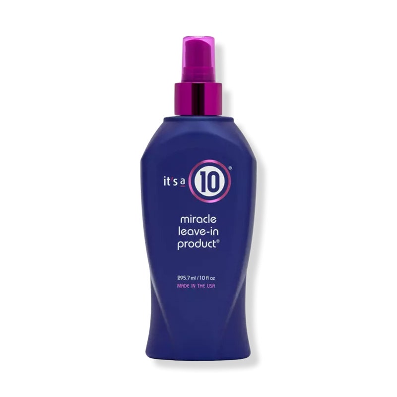 Es ist ein 10 Miracle Leave-In-Produkt: Eine blaue Flasche mit einem violetten Sprühverschluss auf weißem Hintergrund