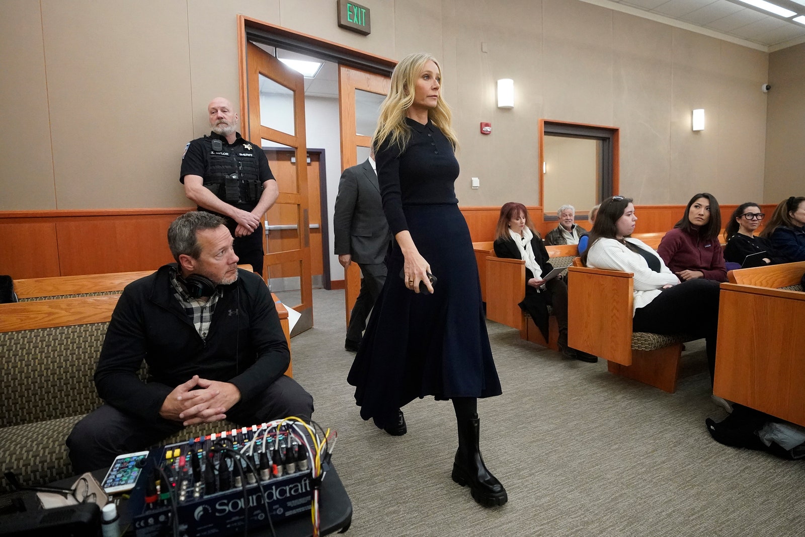 Gwyneth Paltrow betritt einen Gerichtssaal.