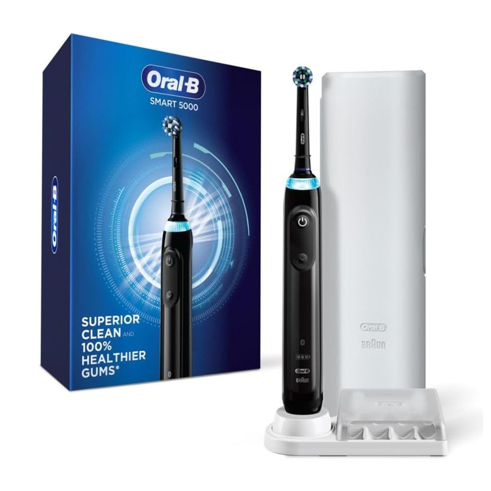 Schwarze Oral-B Smart 5000 elektrische Zahnbürste und Box auf weißem Hintergrund