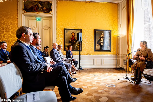 Máxima beherrschte das Publikum, als sie bei der Versammlung im Johan-de-Witt-Haus in Den Haag eine Rede hielt