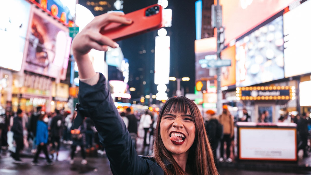 Frauen machen Selfie auf dem Times Square