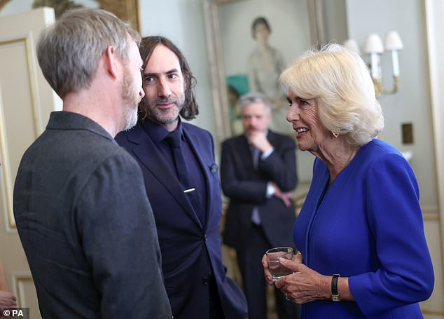Camilla im Bild mit den Autoren Paul Murray (links) – nominiert für „The Bee Sting“ – und Paul Lynch, der Prophet Song schrieb