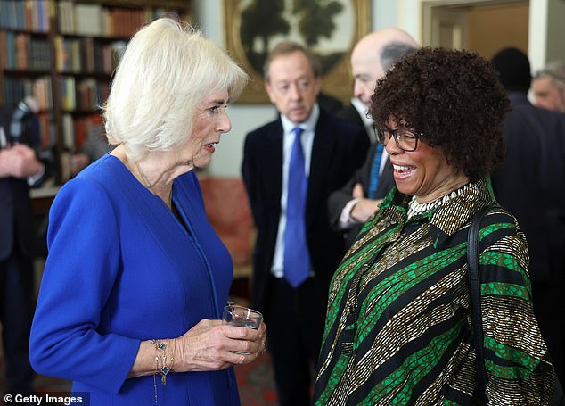 Die Königin wurde heute beim Empfang der Booker Prize Foundation gesehen, wie sie mit einem Gast einen Witz teilte