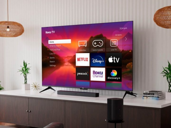 Ein 75-Zoll-QLED-4K-Smart-Roku-Fernseher der Class Plus-Serie von Roku, der an der Wand hängt.