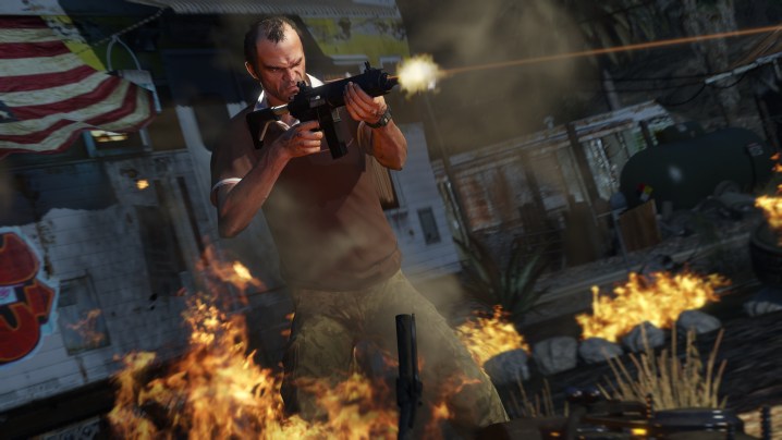 Trevor feuert in GTA 5 ein Sturmgewehr ab.