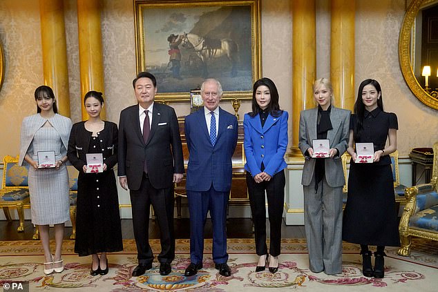 Der 75-jährige Monarch schien in Hochstimmung zu sein, als er im Buckingham Palace im Beisein des Präsidenten der Republik Korea und der First Lady während ihres offiziellen Staatsbesuchs im Vereinigten Königreich eine Investitur für die Band abhielt
