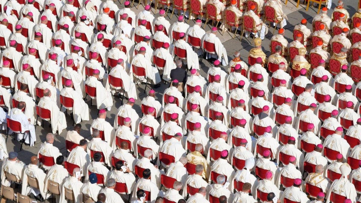Kardinäle und Bischöfe bei der Katholischen Synode