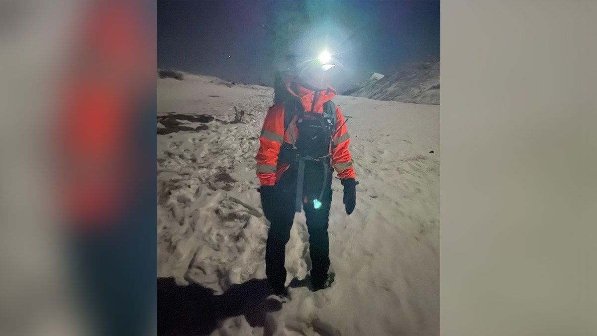 Ein Rettungshelfer geht an einem Berg in Colorado entlang