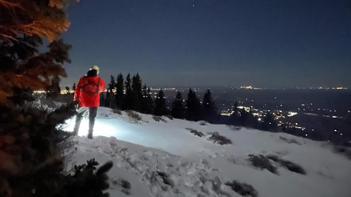 Ein Rettungshelfer geht an einem Berg in Colorado entlang