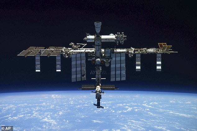 Die Internationale Raumstation (ISS) ist ein wissenschaftliches und technisches Labor im Wert von 100 Milliarden US-Dollar (80 Milliarden Pfund), das 250 Meilen (400 km) über der Erde kreist